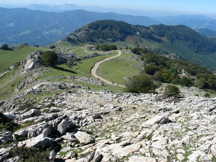 Torre aldetik Mra begira