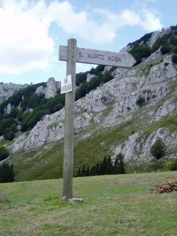 Santi Kurtz kobaren seinalea Ipiztekoarriaga lepotik igotzen den bidean