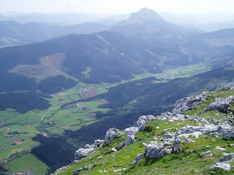 Arrazola bailara tontorretik ikusita