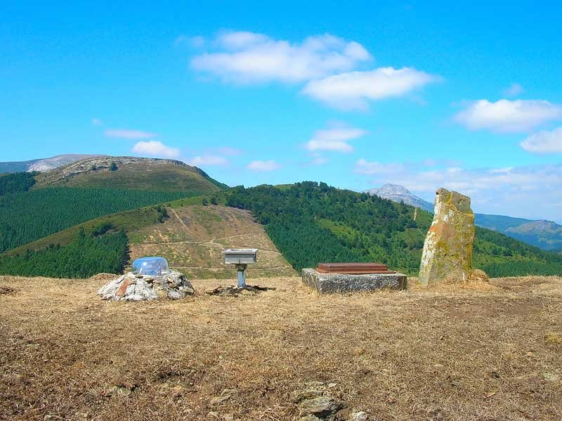 Panor?ma del recorrido realizado,a lo lejos Arralde,acto seguido Bastelarra y ya por ?ltimo y en primer t?rmino la cumbre del Eneabe.