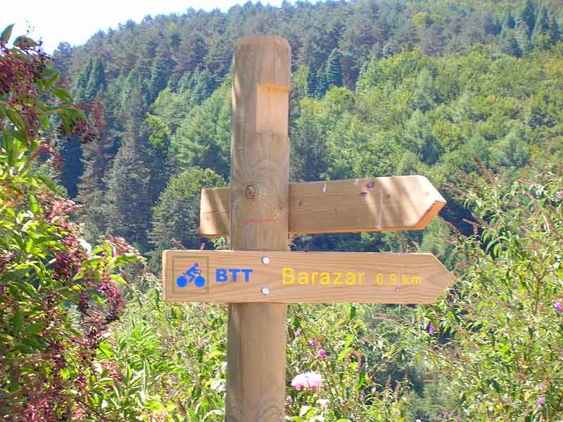 El cartel indica la direcci?n a seguir.