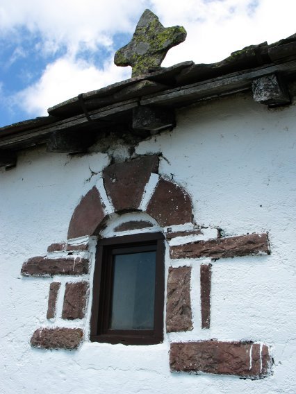 Tontorreko ermita. Gurutzea eta leihoa