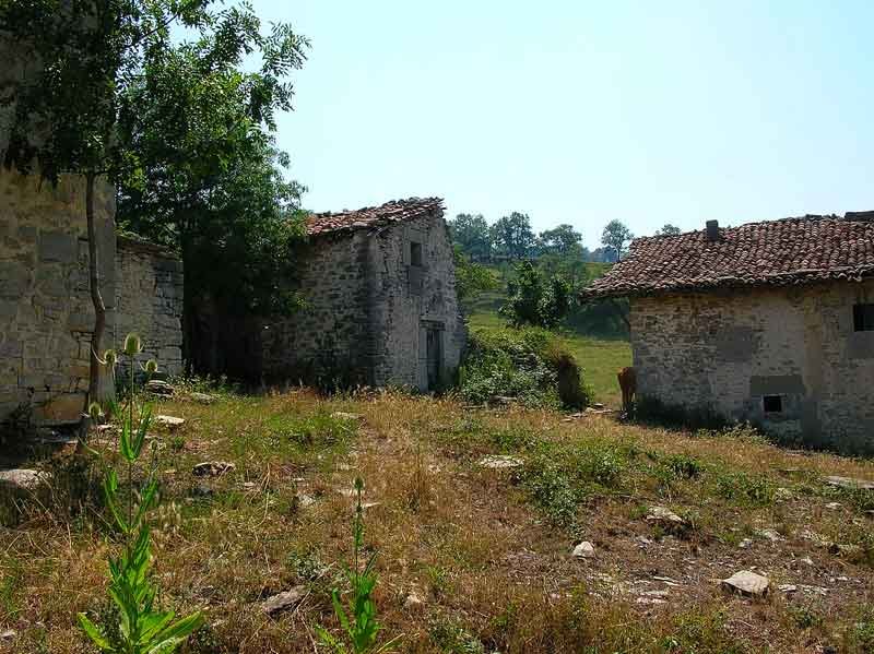 Alcanzamos el n?cleo despoblado de Luxo.