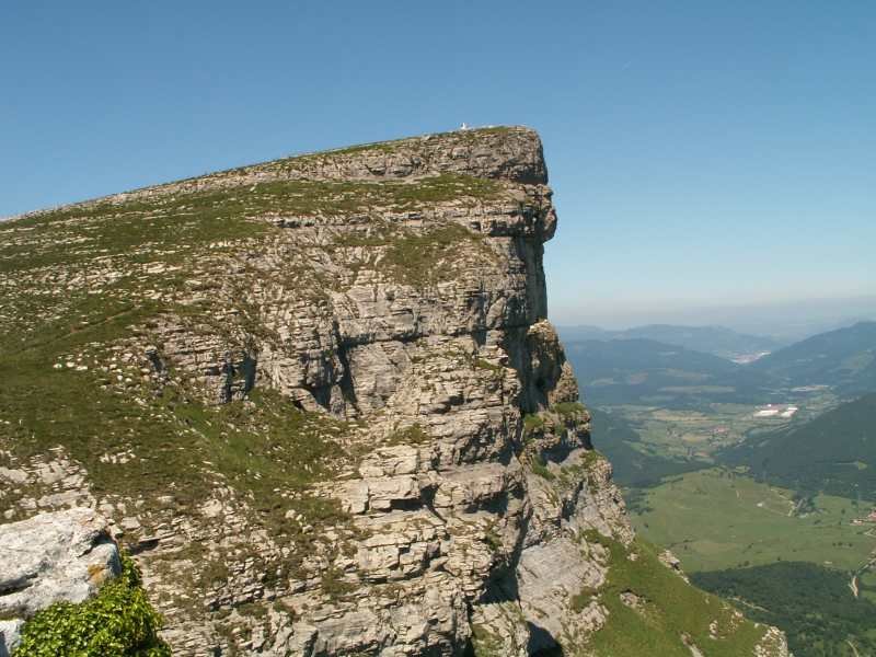 Cumbre con su v?rtice geod?sico / Gailurra bere erpin geodesikoarekin