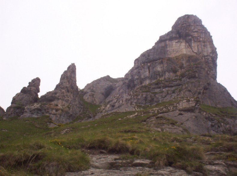 espectacular vista de la pared sureste del tologorri una vez superada la primera trepadilla