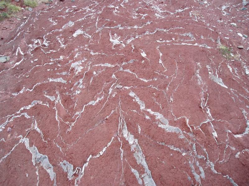 Harri gorria eta grisa tartekatuta