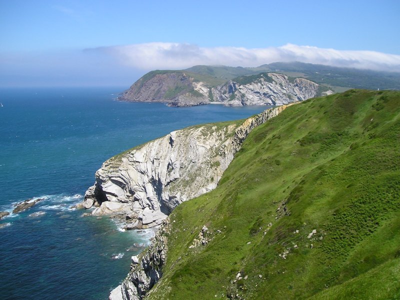 Barrikako amildegiak; atzean laino artean Ermua