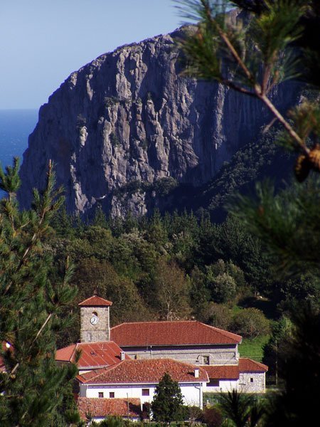 Ogoño lurmuturra Atxarre mendirako bidetik.