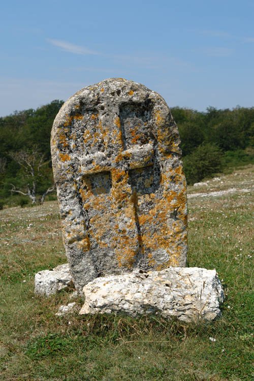 San Juan mendateko mugarri gurutzeduna