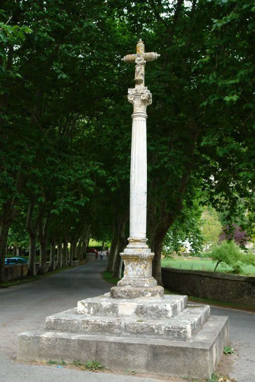 Harrizko gurutzea Irantzuko monastegiaren sarreran