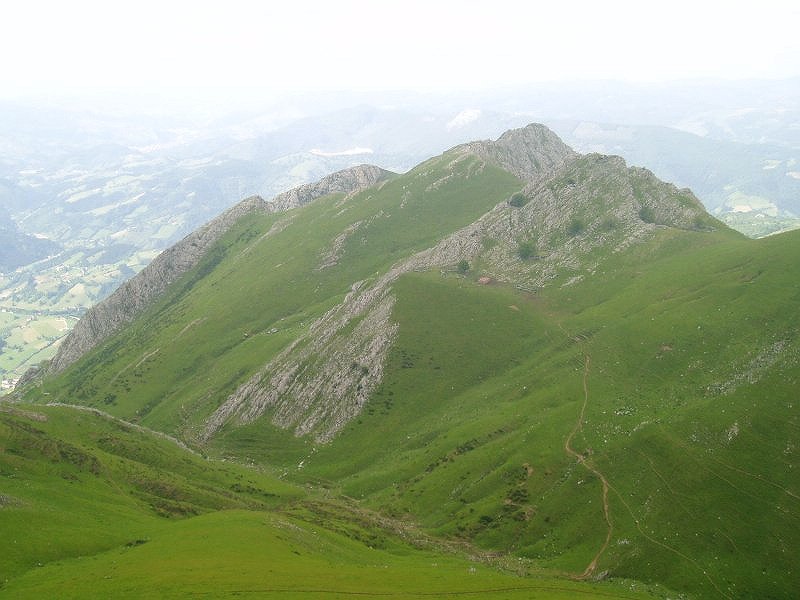 Etitzegi eta Larraone hego-mendebaldetik ikusita