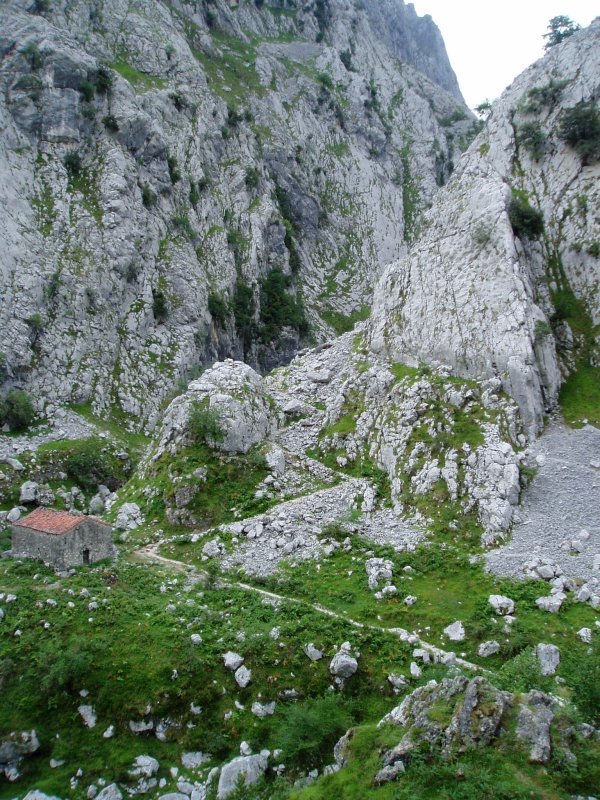 Puente Poncebosetik Bulnesera doan bidearen hasiera