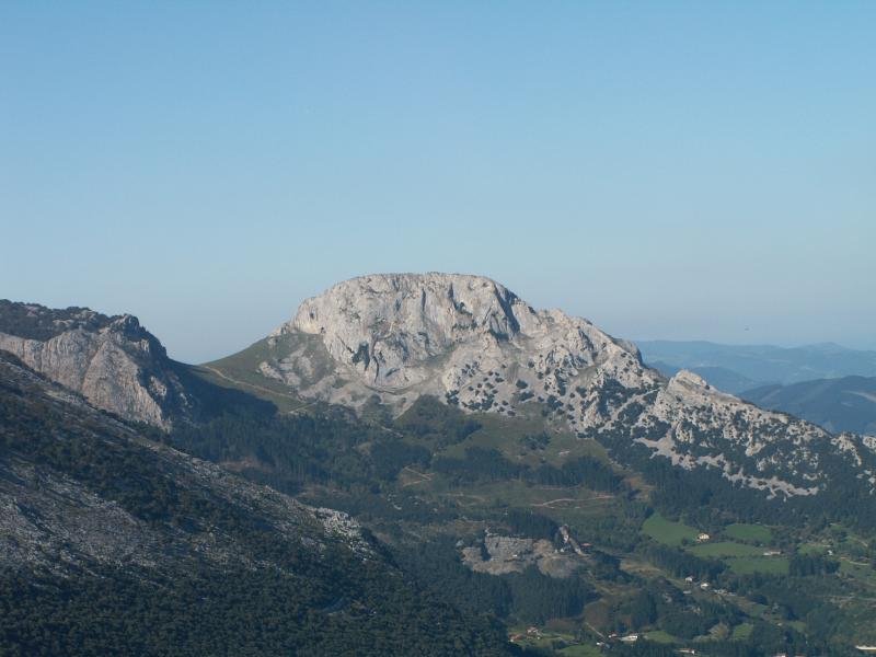 Mugarra Saibiko inguruetatik / Mugarra desde los alrededores del Saibi