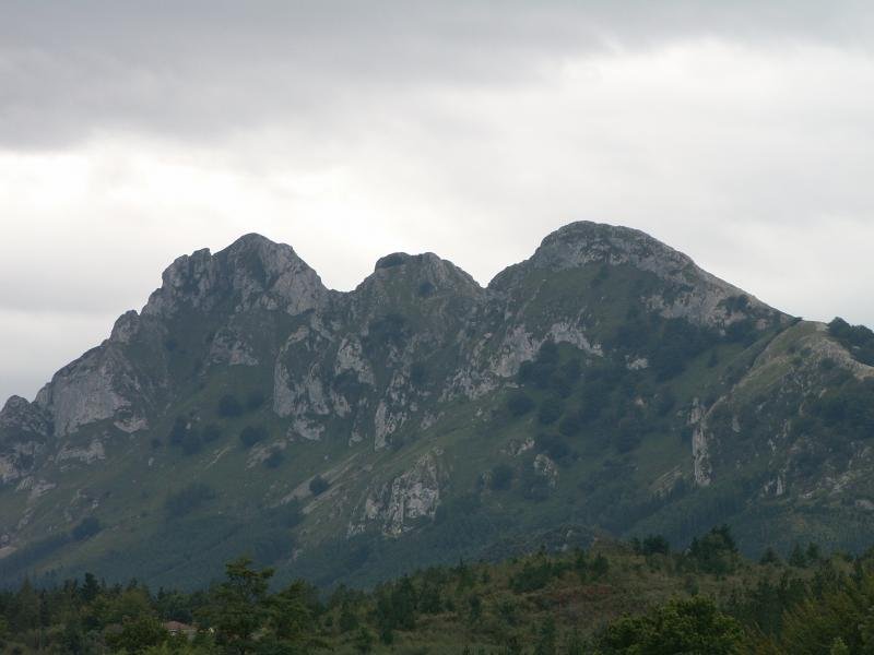 Udalaitz Elorriotik Besaiderako bidetik / Udalaitz desde el camino de Elorrio a Besaide