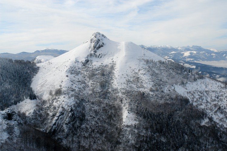 Elurrez estalia, Larrunarriko igoeratik ikusita
