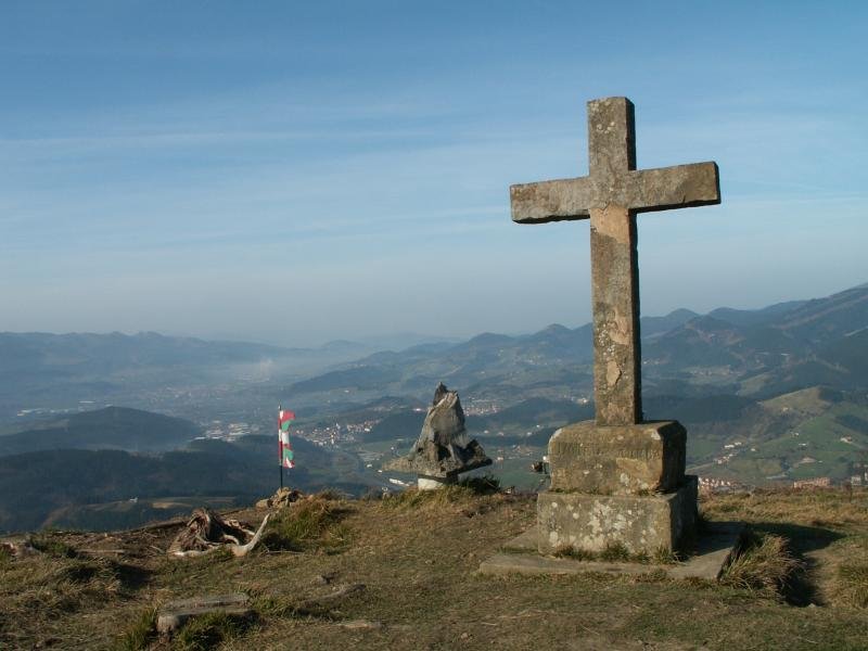 Santamariñezarko tontorra eta Berriz atzekaldean / Cumbre de Santamariñezar y Berriz al fondo