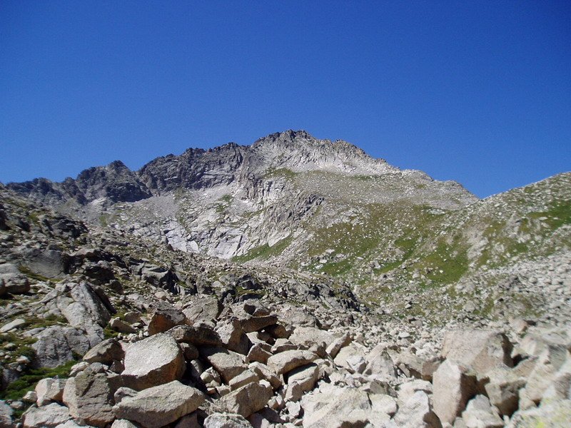 Josep Maria Blanc aterpetik igotzen den bidetik ikusita