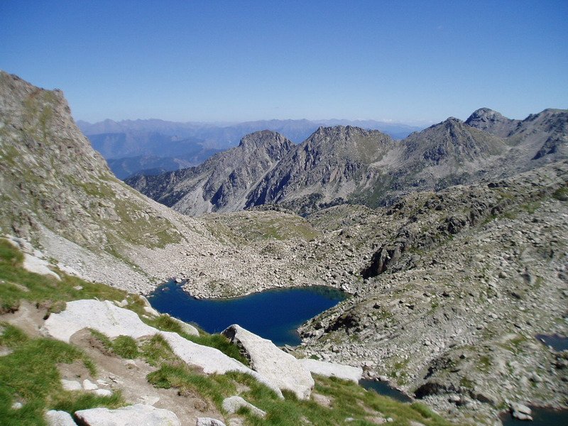 Monestero lepotik ekialdera ikuspegia