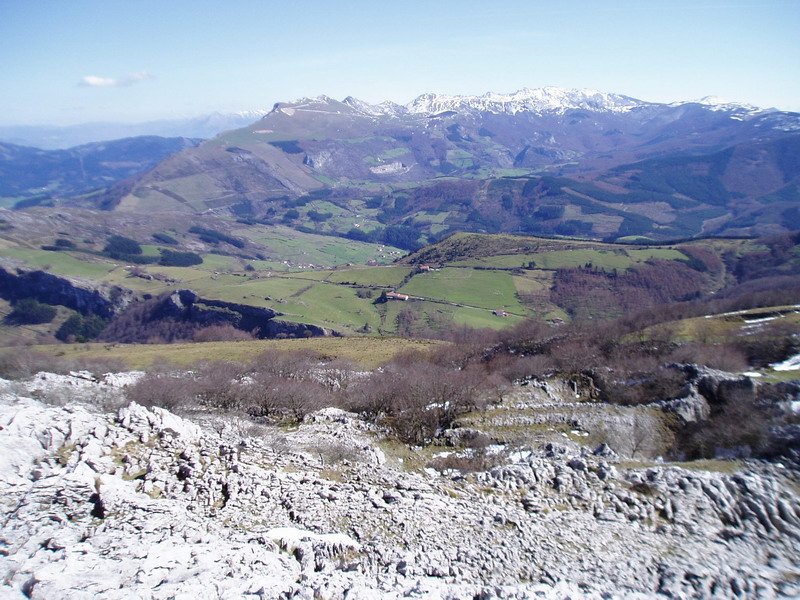 Araotz bailara Elorretatik ikusita