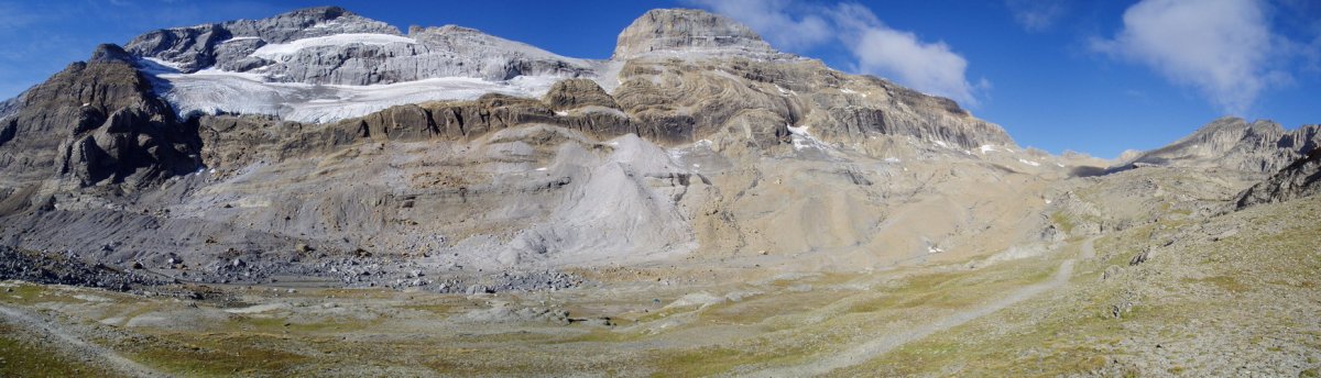 Pinetako Balkoitik Marboré aintzirara doan bidetik ikuspegi zabala