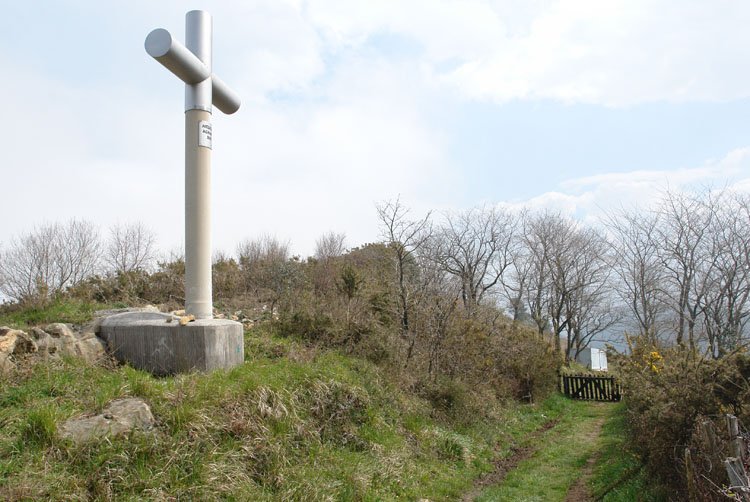 Gurutzea Aginaga aldera begira