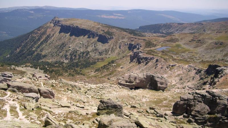 Ezkerrean Zorraquin eta eskubian Laguna Larga Muelatik