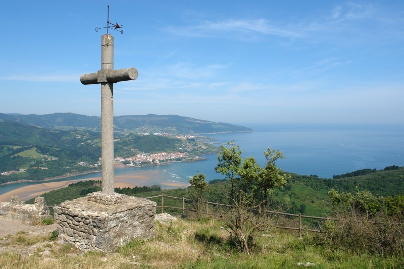 Gurutzea itsasoari begira