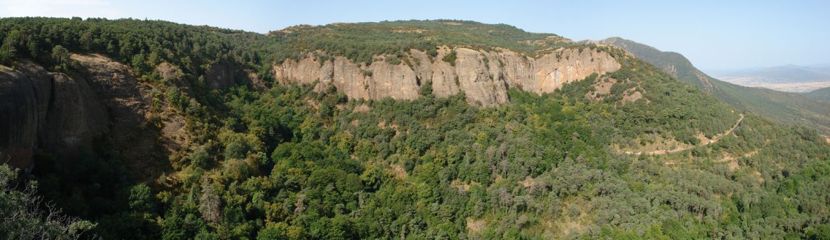 San Juan de la Peña-ko amildegiaren gainetik ikusita