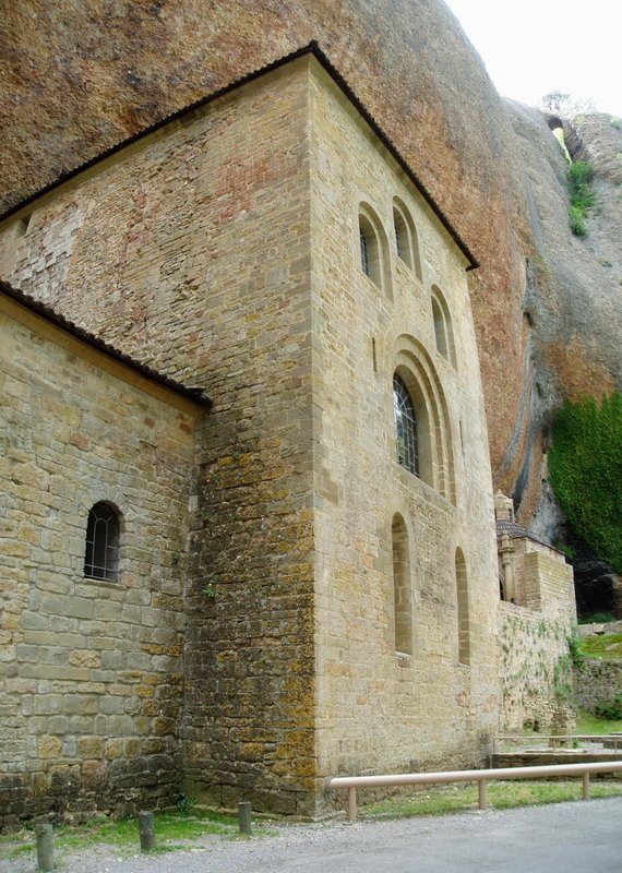 San Juan de la Peña monastegi zaharreko eliza