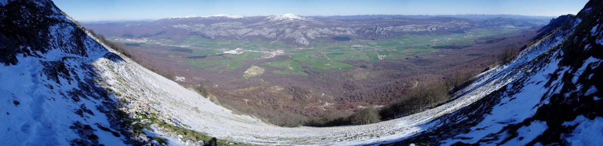 Uharte-Arakiletik igotzen den bidetik iparraldera ikuspegia