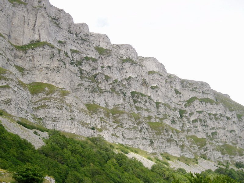 Hegoaldeko amildegiko hormak