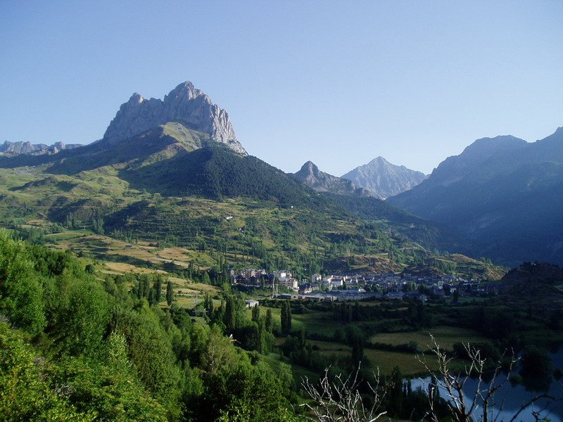 Sallent de Gállego eta Foratata hegoaldetik ikusita