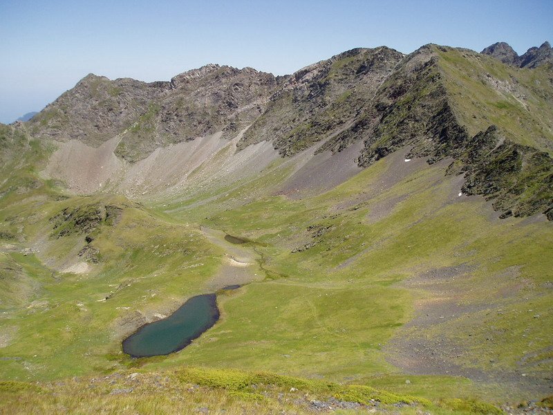 Soum de Louesque eta Pic de Louesque mendiak eta Louesqueko aintzirak Santusetik ikusita