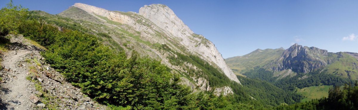 Isabeko aintzirara igotzen den bidetik ikuspegi zabala