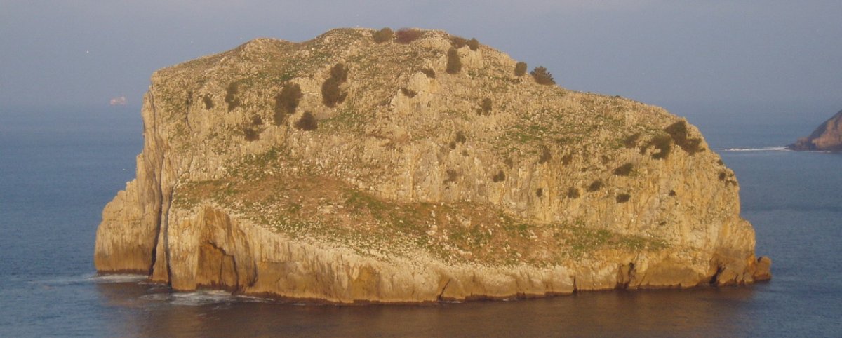 Aketx uhartea Gaztelugatxetik ikusita