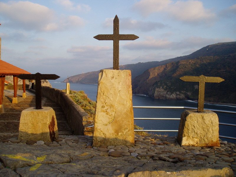 Gurutzeak ermitaren ondoan