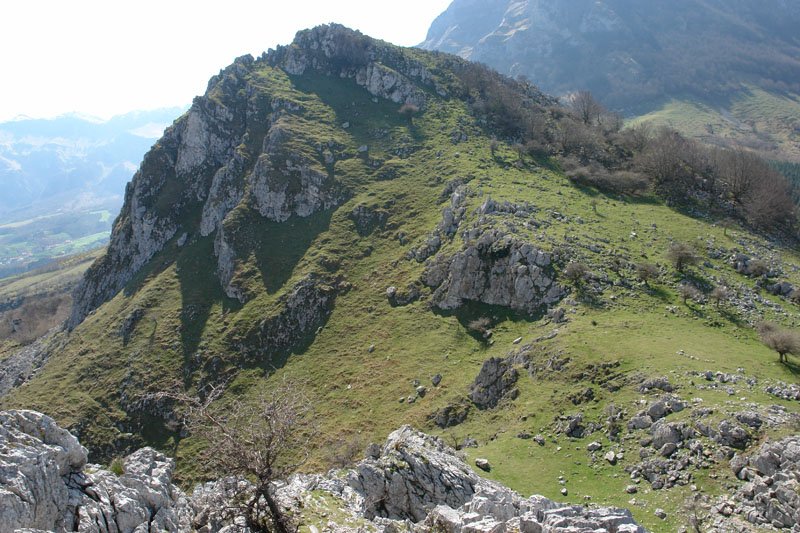 Haitz haundia haitz txikitik ikusita