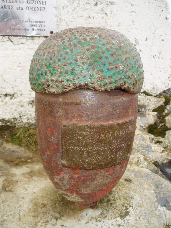 Gurutzea duen tontorreko buzoia