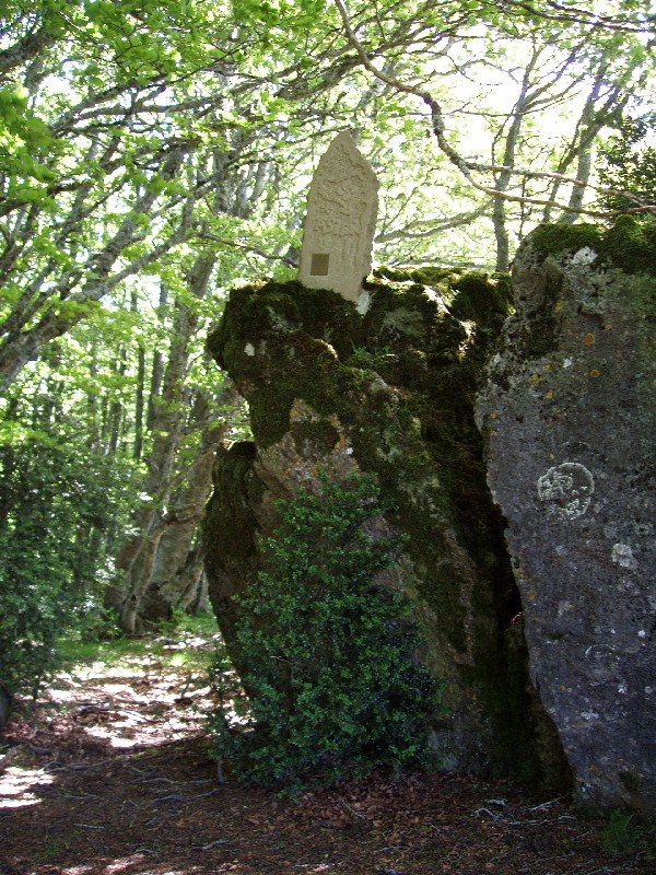 Arnazu-Areta mendiko tontorreko oroitarria