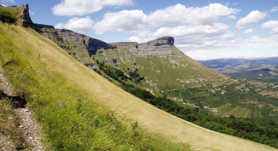 Menerdigara igotzen den bidetik ikusita