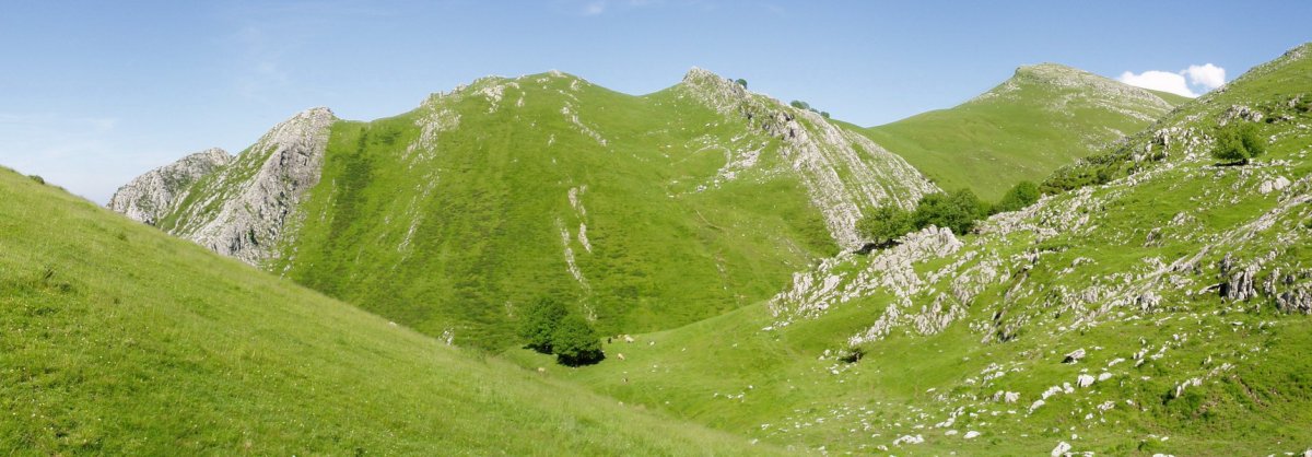Larraone, Etitzegi eta Uzkuiti mendebaldetik ikusita, Muitzetik Egurral lepora igotzen den bidetik