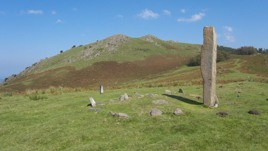 Etenetako zutarria, atzean Adarra.