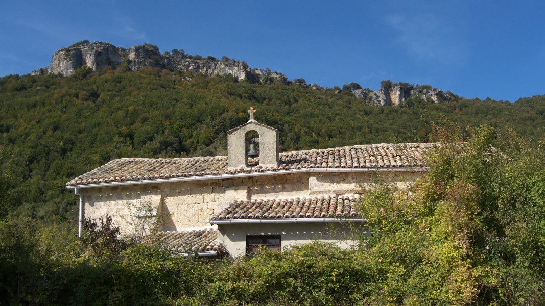 Urrako ermita, atzean Arripuiako haitzak dituela