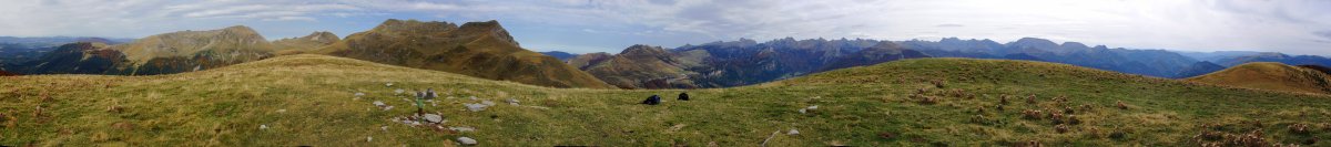 Panorama zabala Larrondoko gailurretik