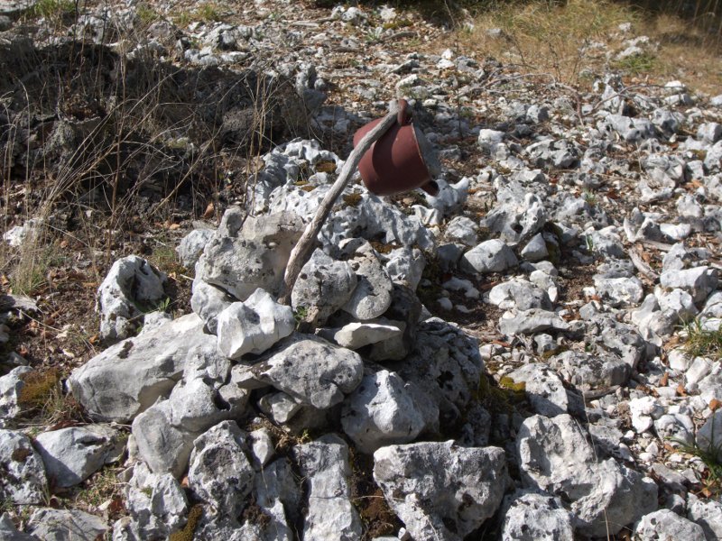 "Buzoia": harri pila bat eltzetxo gorri batekin