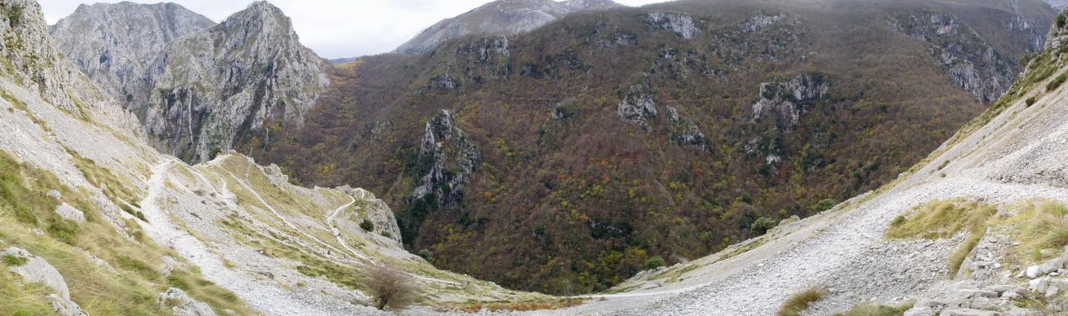 Urdón eta Tresviso arteko bidearen pasarte batetatik ikuspegi zabala