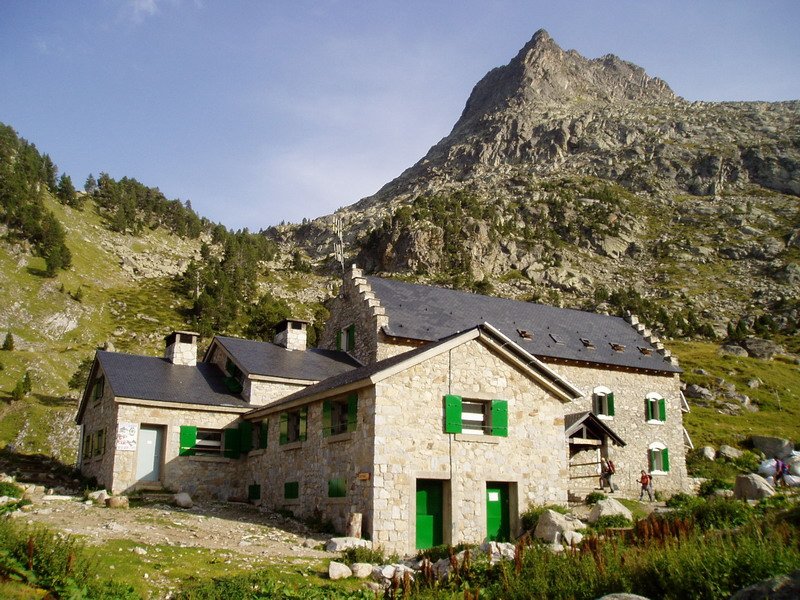 La Renclusako aterpea izen bereko tontorraren azpian