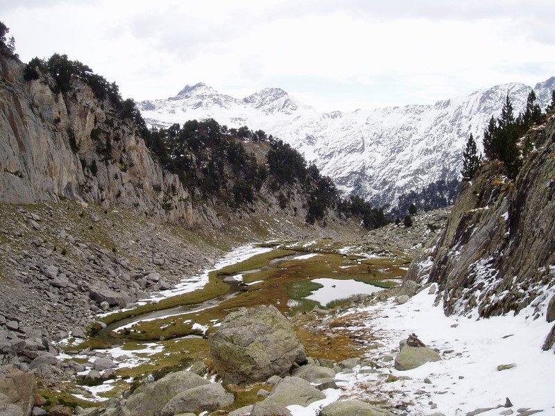La Renclusatik igotzen den bideak zeharkatzen duen laugunea