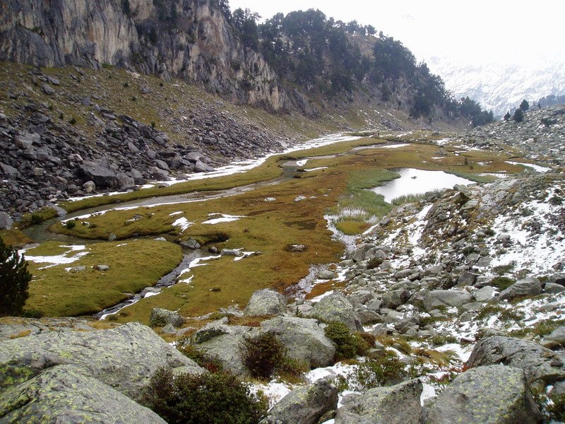 La Renclusatik igotzen den bideak zeharkatzen duen laugunea
