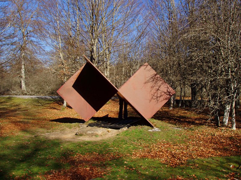 Otsoportillon fusilaturikoen omenezko oroitarria